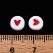 Kép 4/6 - Műanyag szív mintás kör gyöngy (7x4mm)