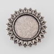 Kép 1/3 - 33mm-es antikolt ezüst színű, virágos mintájú kitűző, 20mm-es tányéros alappal.