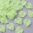 Kép 1/5 - 10db áttetsző lime zöld levél medálka (24x22,5x3mm)