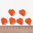 Kép 3/7 - 10db áttetsző narancsvörös levél medálka (24x22,5x3mm)