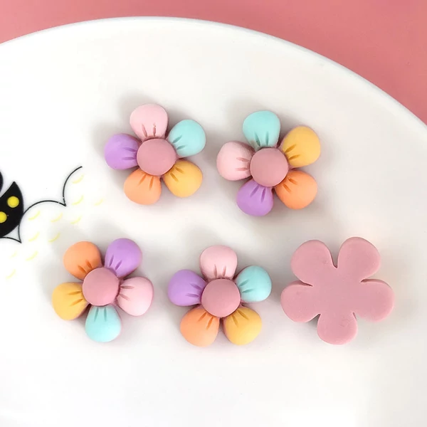 Virág alakú műgyanta kaboson  (21mm)