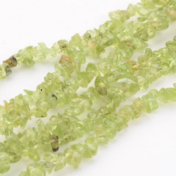 Peridot ásvány chips/splitter szálban (3-4mm)/80cm
