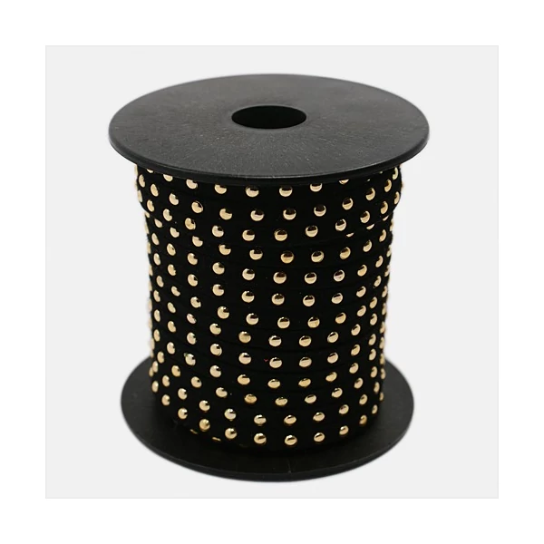 Fekete színű arany szegecses hasított bőrszál (5mm)