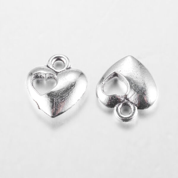 Antikolt ezüst színű pici szív fityegő szív alakú lyukkal/4db