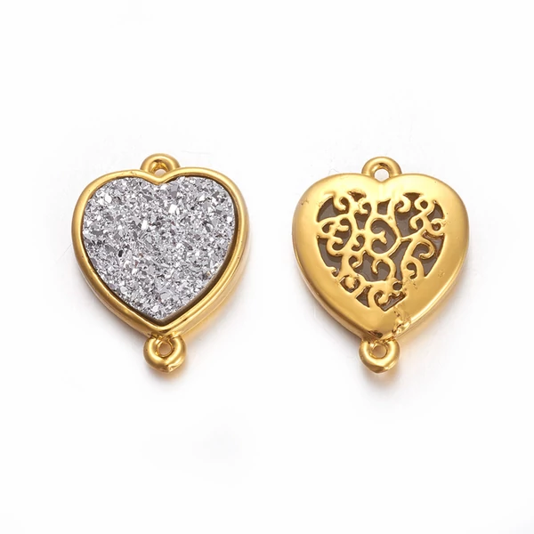 Arany színű szív alakú kapcsolóelem fehér druzy kabosonnal (17x13mm)