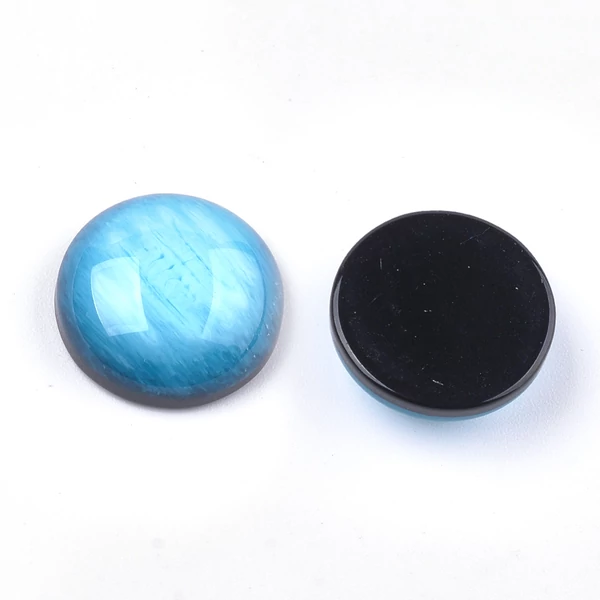 Világos égkék színű műgyanta kaboson (12mm) /4db