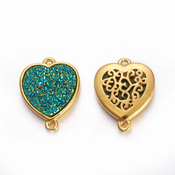 Arany színű szív alakú kapcsolóelem kékes zöld druzy kabosonnal (17x13mm)