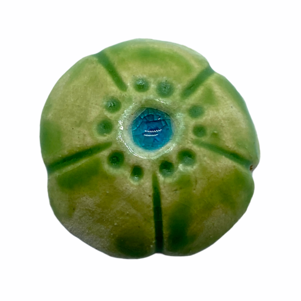 Kézműves világos zöld, virág alakú porcelán korong (25mm)