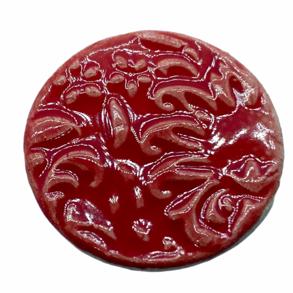 Kézműves piros, virágos porcelán korong (25mm)