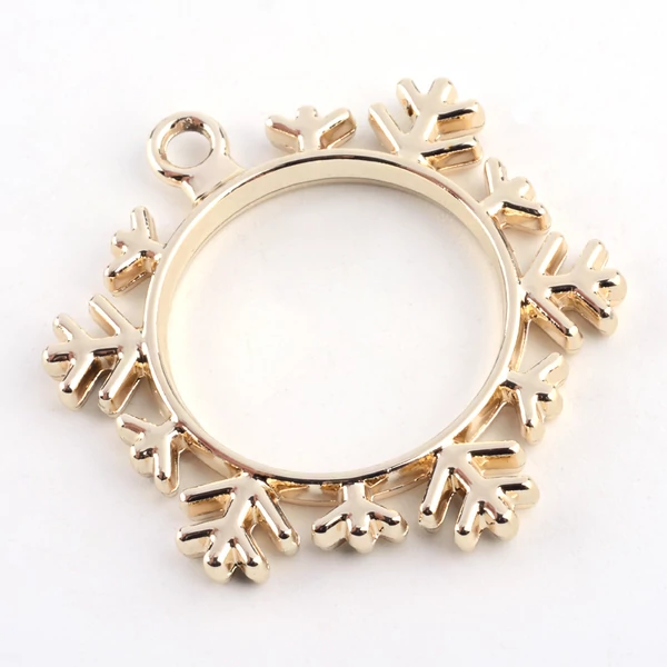 Arany színű hópihe alakú medál egyedi ékszerek készítéséhez, műgyanta öntéshez. 38 x 34 mm-es