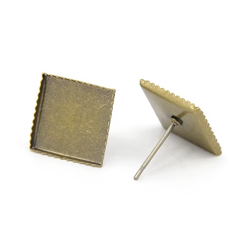 Antikolt bronz színű négyzetes fülbevalóalap (12x12mm)